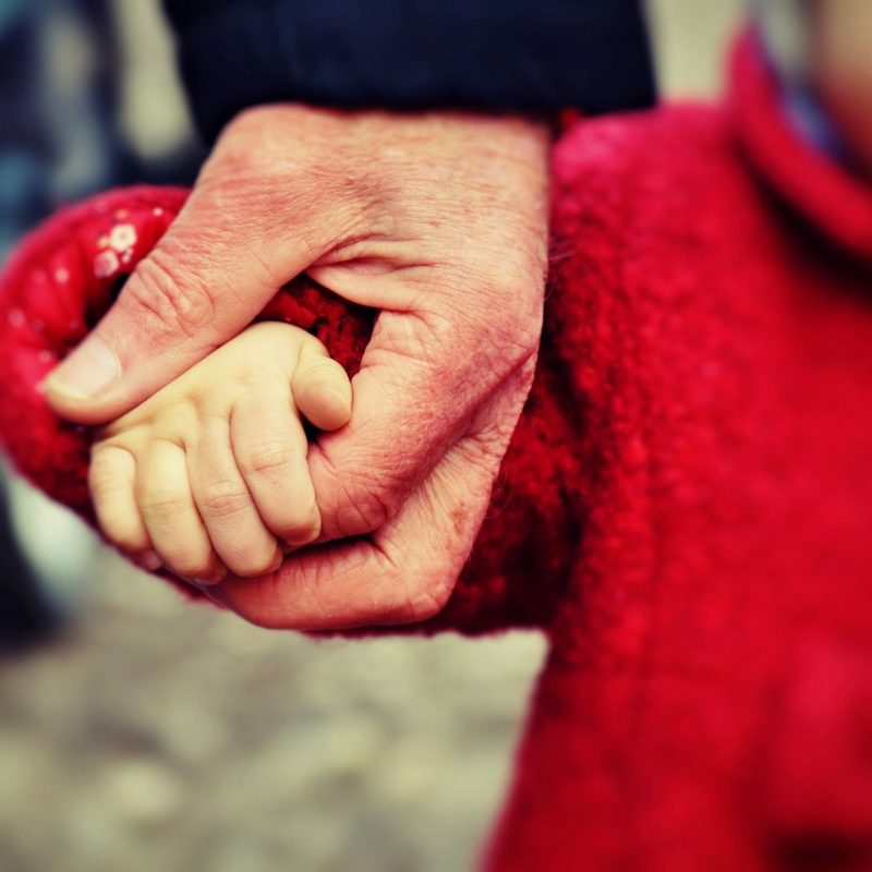 Les grands-parents peuvent faire le choix d'une donation à leurs petits-enfants afin de les aider sur le plan matériel ou financier.