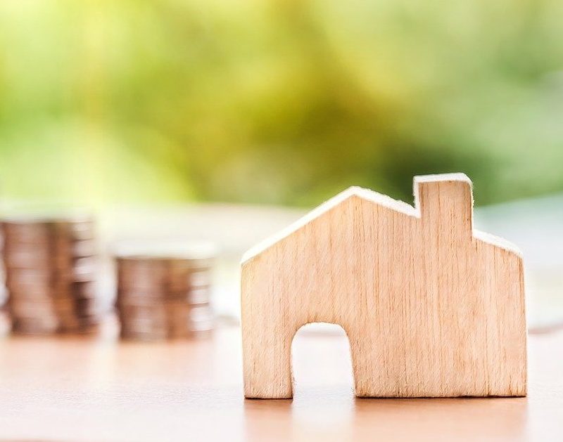 Le vendeur fait une offre de vente immobilière, tandis que l'acquéreur fait une offre d'achat.