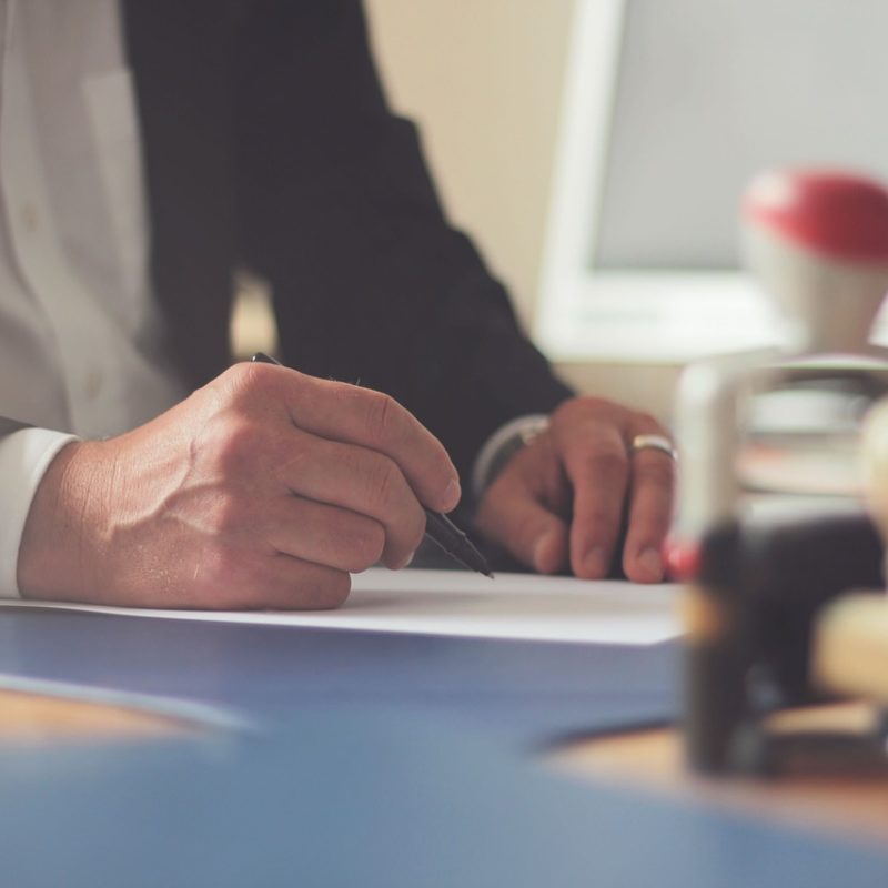 La certification de signature est possible chez votre notaire.