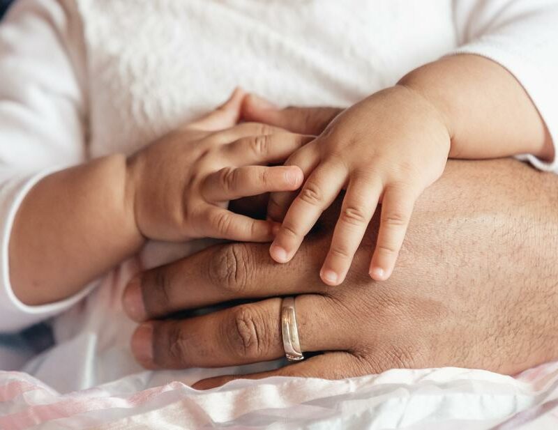 A l'issue de la PMA, le père établit sa filiation avec l'enfant différemment selon que les parents sont mariés ou non.