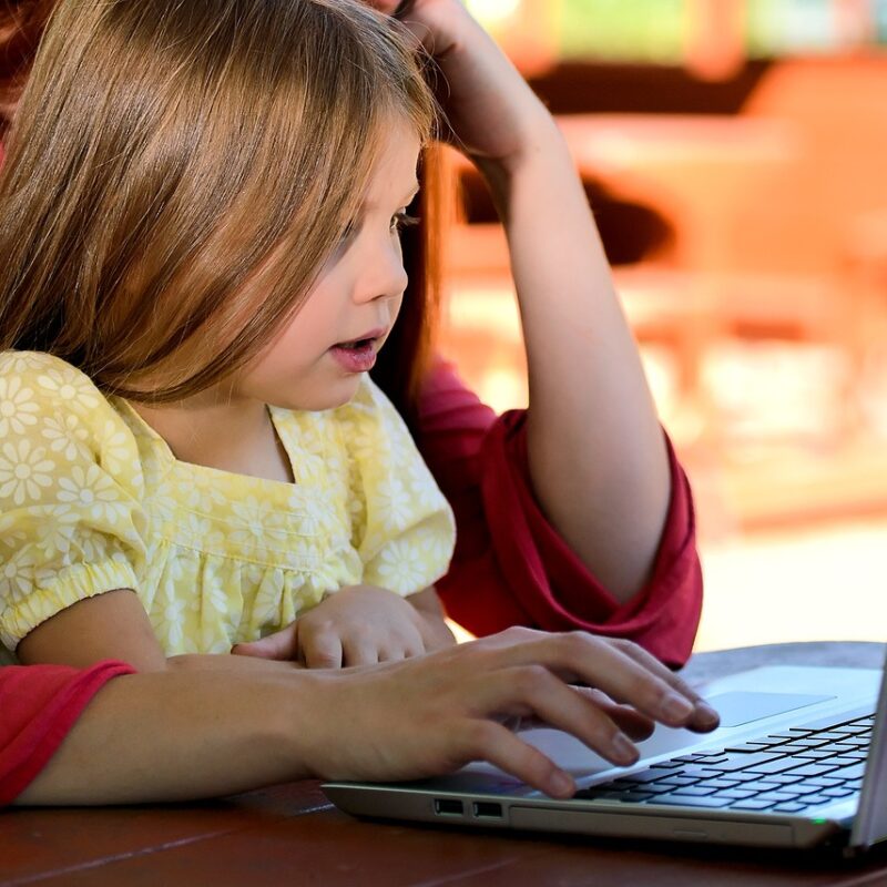 Est il obligatoire de faire appel à un notaire dans le cadre d'une procédure d'adoption simple ou d'adoption plénière ?