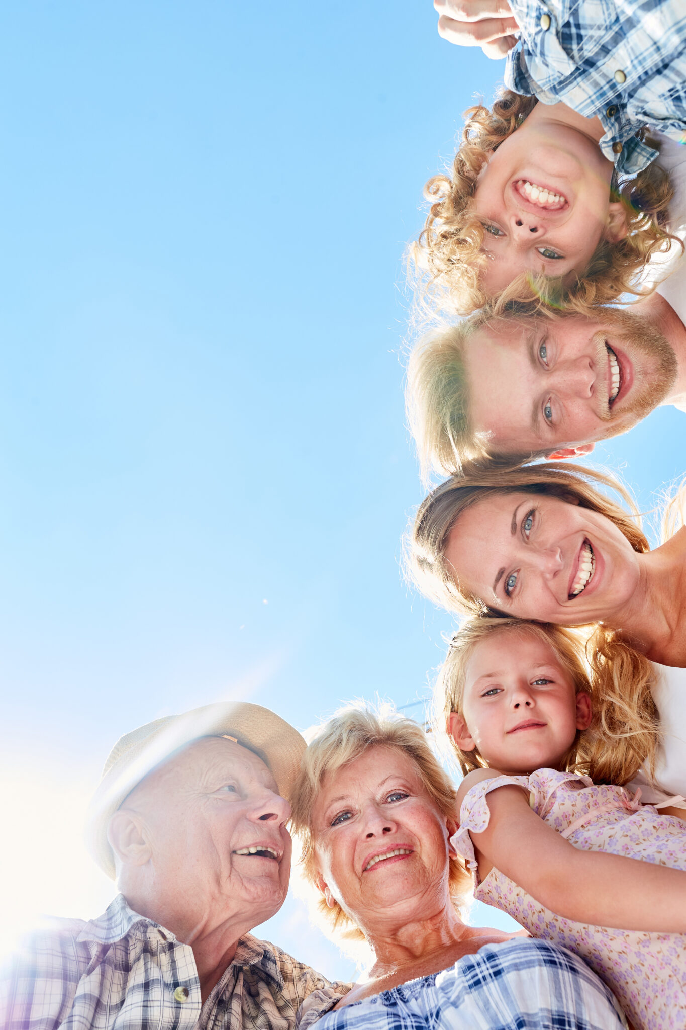 Семья поколения. Люди разных возрастов. Семейные фото несколько поколений. Семейная фотосессия на природе. Семья в которой несколько поколений.